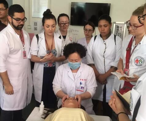 巴西、荷兰、日本三国学者到山东省中医院小儿推拿中心参观学习