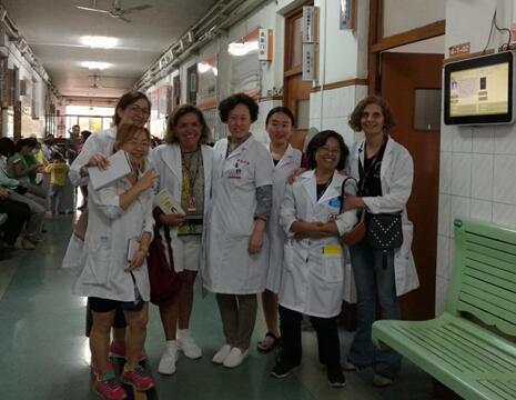 巴西、荷兰、日本三国学者到山东省中医院小儿推拿中心参观学习