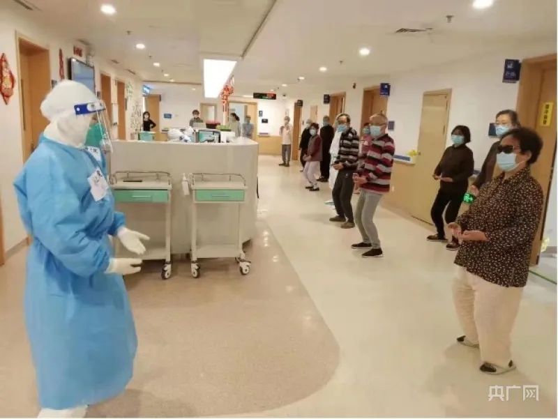 “舱内舱外”中西医联动治疗新冠，超千名患者从上海这家定点医院治愈出院