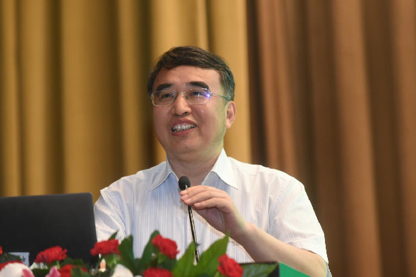 北京中医药大学东方医院副院长胡凯文在论坛上发言