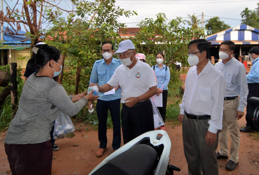 柬埔寨向疫情高风险地区居民发放连花清瘟